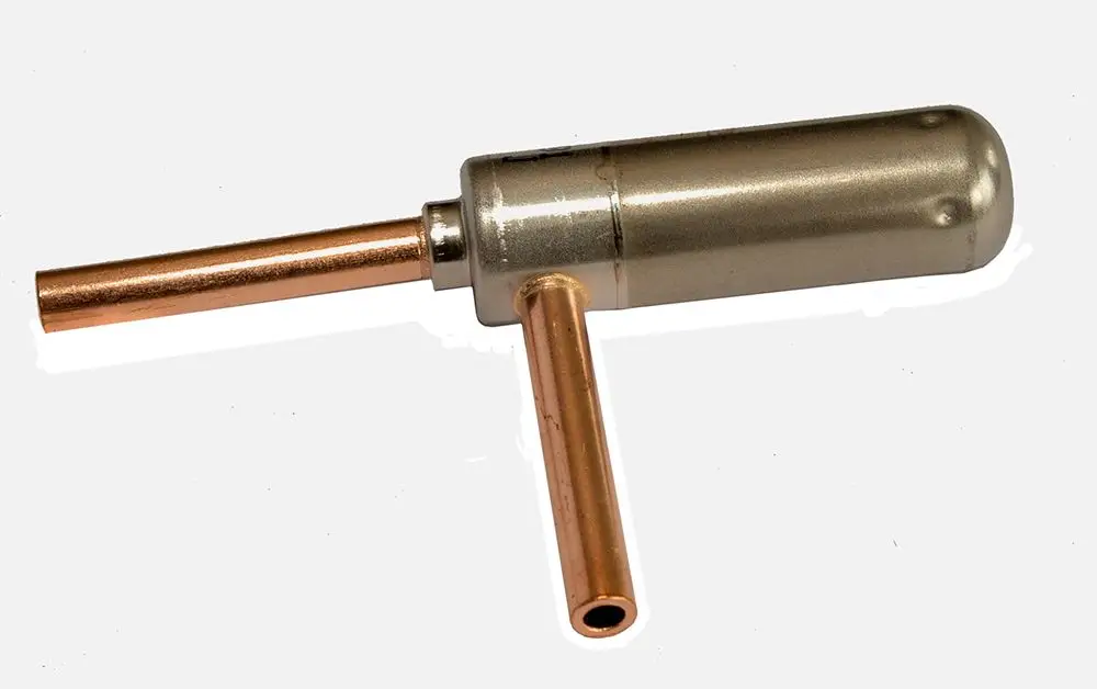 Daikin-Stellantrieb in einem silbernen Gehölz, mit zwei Kupferrohren, eines davon mit einer Öffnung. Klarer, funktionaler Aufbau.